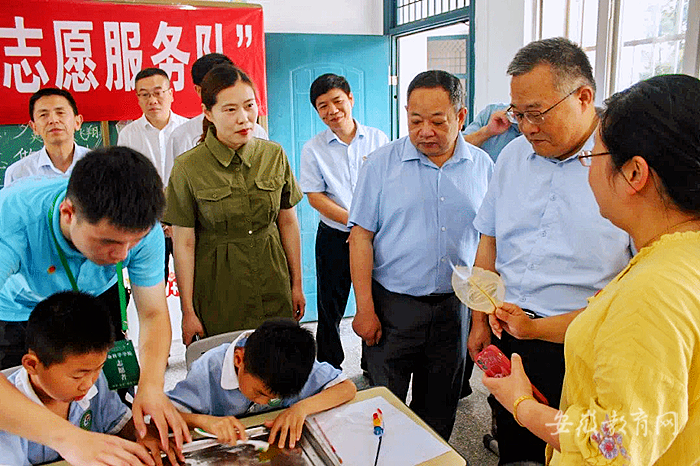 77779193永利调研大学生暑期“三下乡”社会实践校地合作情况并看望慰问师生团队1_副本.png